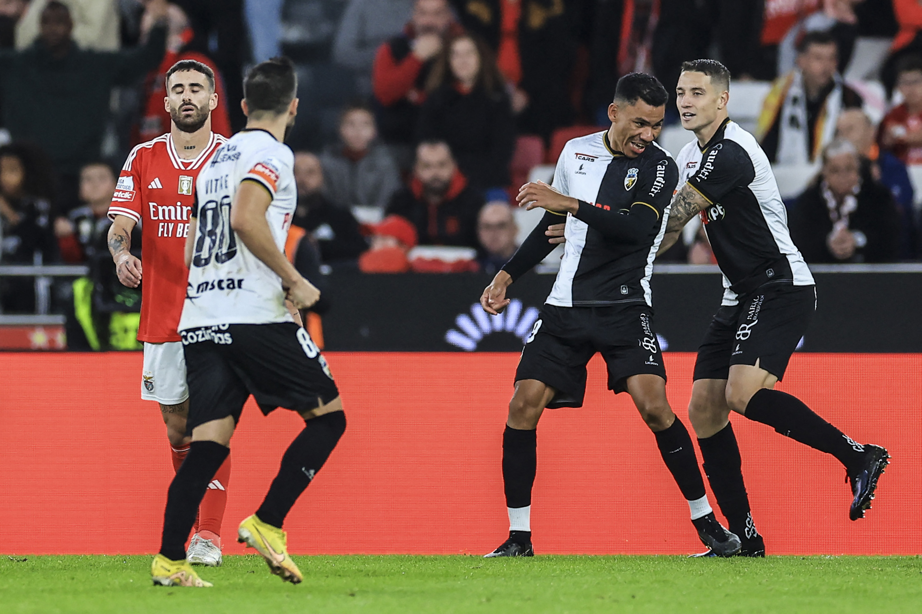 Benfica volta a empatar no campeonato, agora frente ao Farense