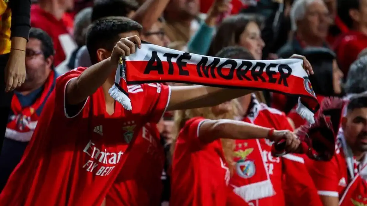 Antigo craque do Benfica destaca-se com remate certeiro