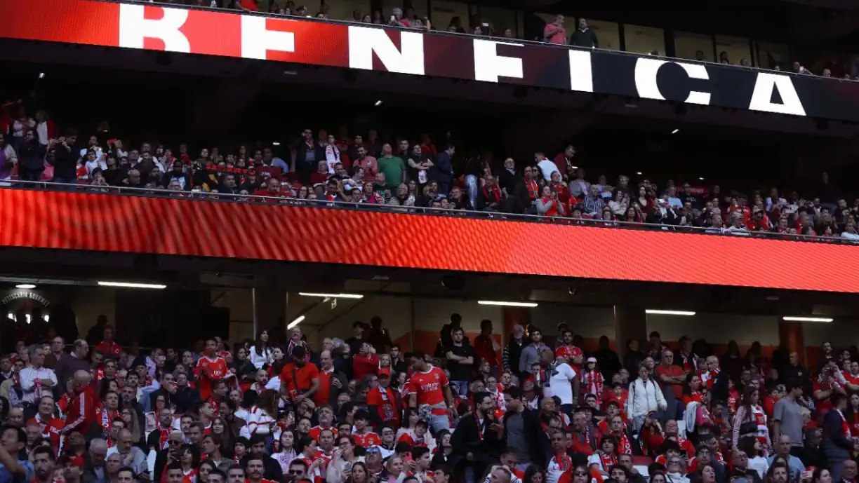 Antigo jogador do Benfica protagoniza falhanço inédito com colega da equipa a reagir