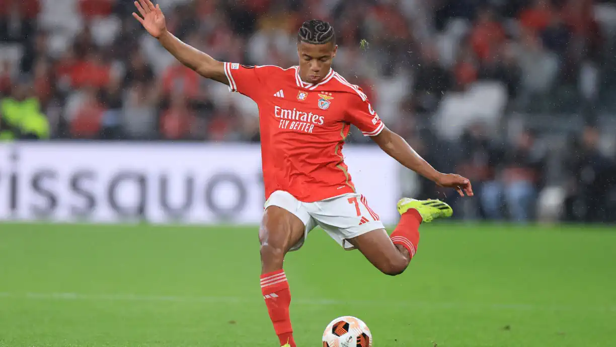 IMPRESSIONANTE! DAVID NERES CAI NA ÁREA DO RANGERS, MAS ÁRBITRO 'TAPA OLHOS' A PENÁLTI PARA O BENFICA (COM VÍDEO)