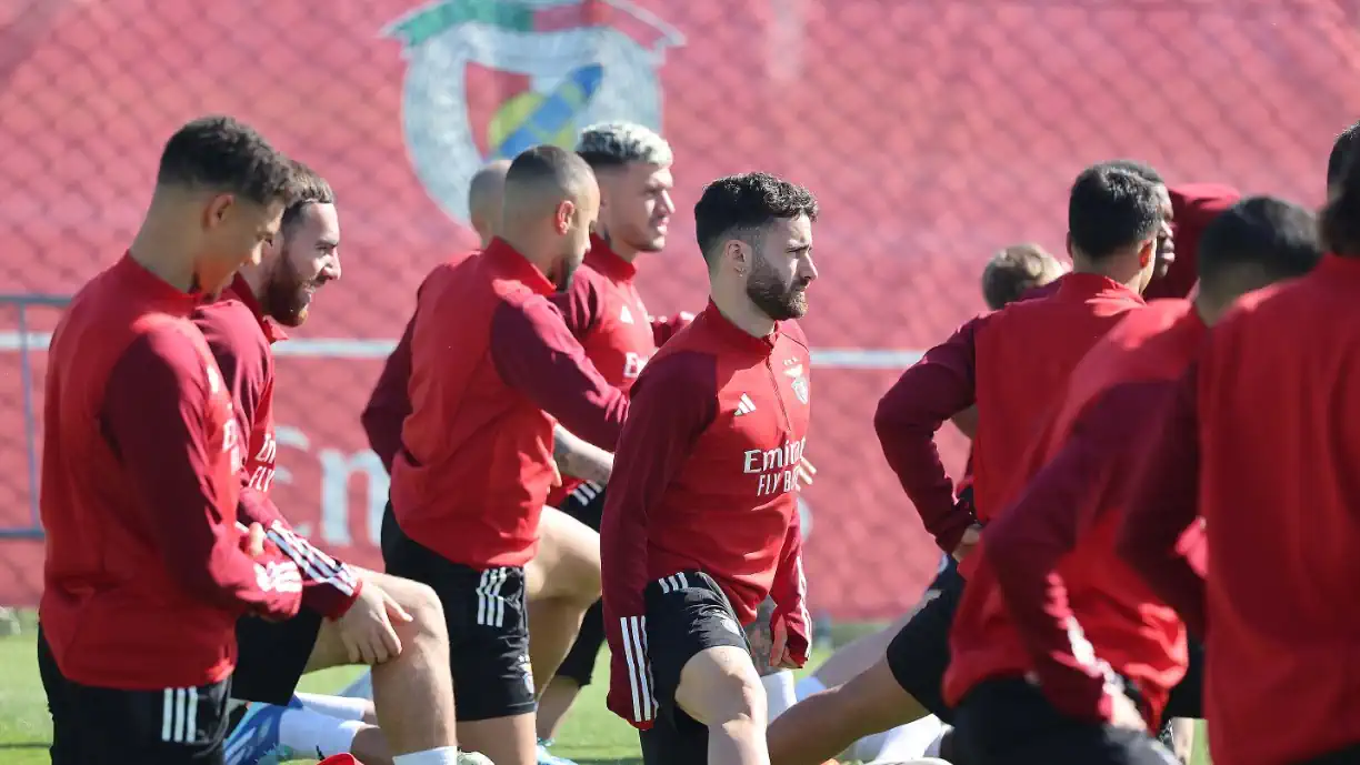 Após ter visto colega 'passar-lhe a perna', craque do Benfica está perto de sair da sombra 