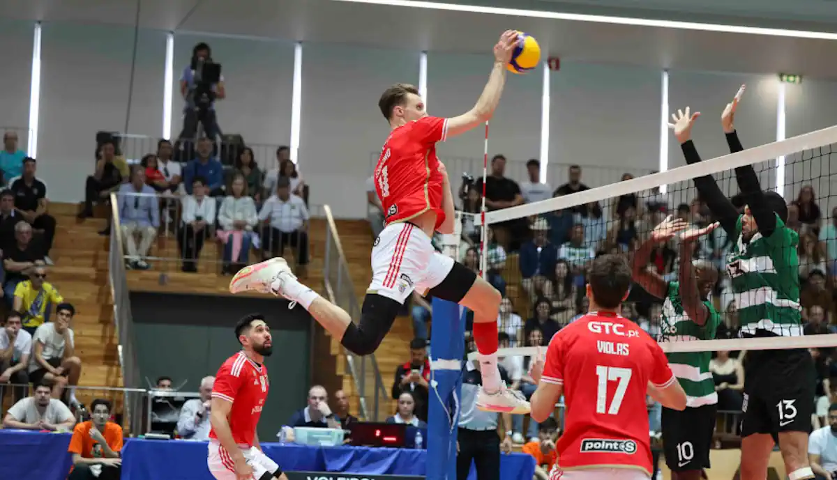 O voleibol do Benfica vai disputar o terceiro jogo do playoff com o Sporting
