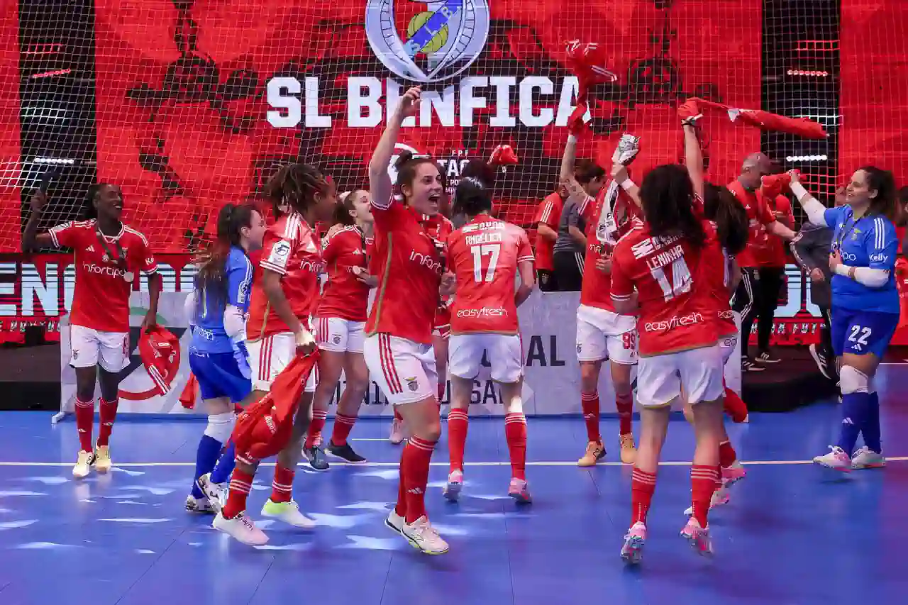 As encarnadas do futsal feminino do Benfica defrontaram o Nun'Álvares este domingo, voltando a rechear o Museu Cosme Damião 