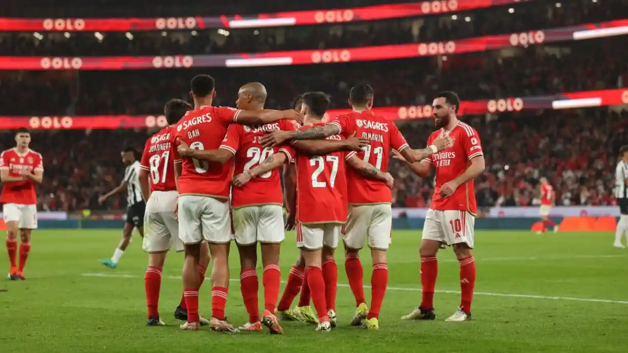 Quatro meses de diferença e cinco mudanças no onze para o duelo entre Benfica e Farense