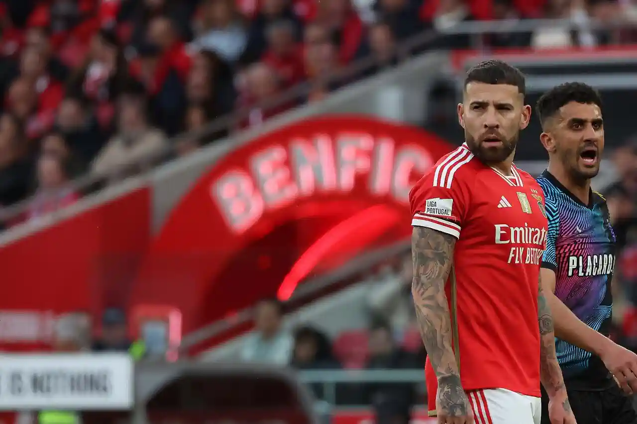 Nicolás Otamendi está em 'risco' de ser 'problema' no Benfica