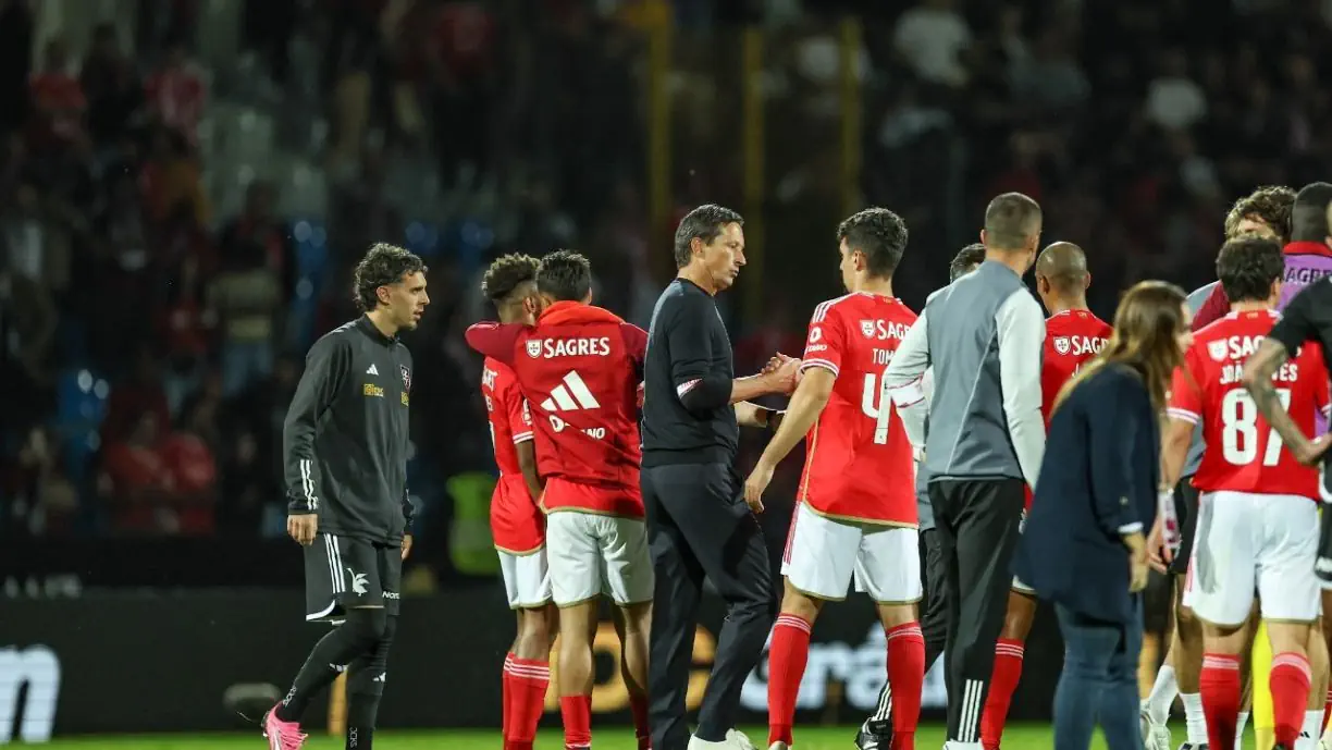 Craque que 'sentou' antigo titular do Benfica vai sair para 'rodar', mas tem ordem de regresso 