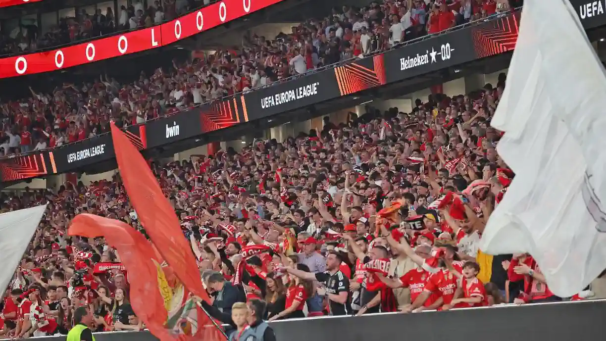 Depois de desilusão na Liga dos Campeões, Benfica vence e dá show a jogar em casa