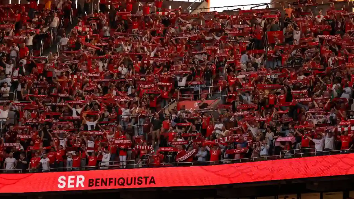 Com goleada pelo meio, Benfica 'arrasa' adversário e carimba passagem às meias-finais da prova