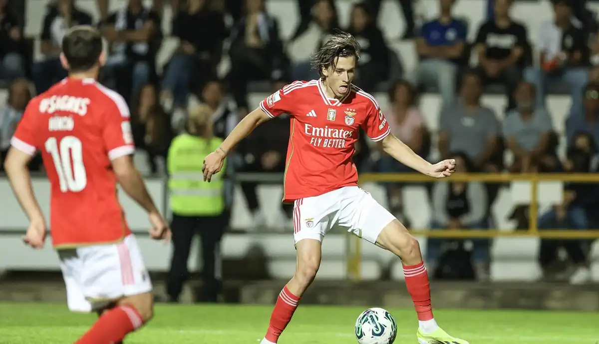 Álvaro Carreras é 'confrontado' com contestação dos adeptos do Benfica e deixa mensagem