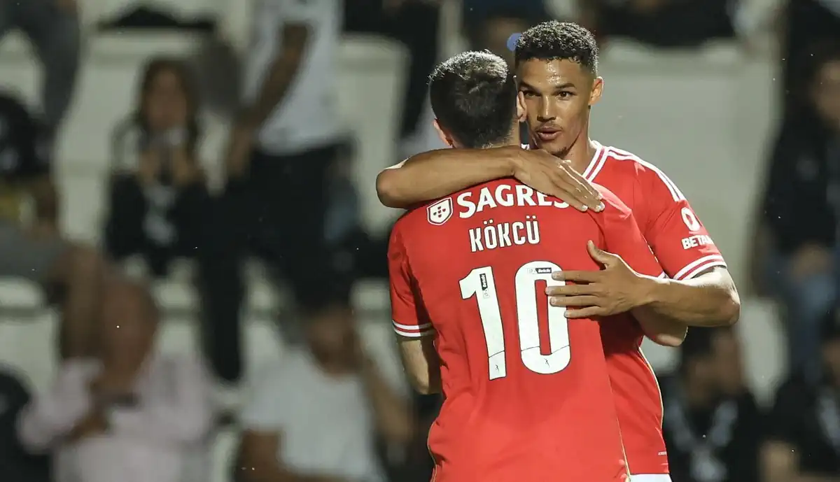 Alexander Bah viu-se envolvido em lance polémico no Farense - Benfica