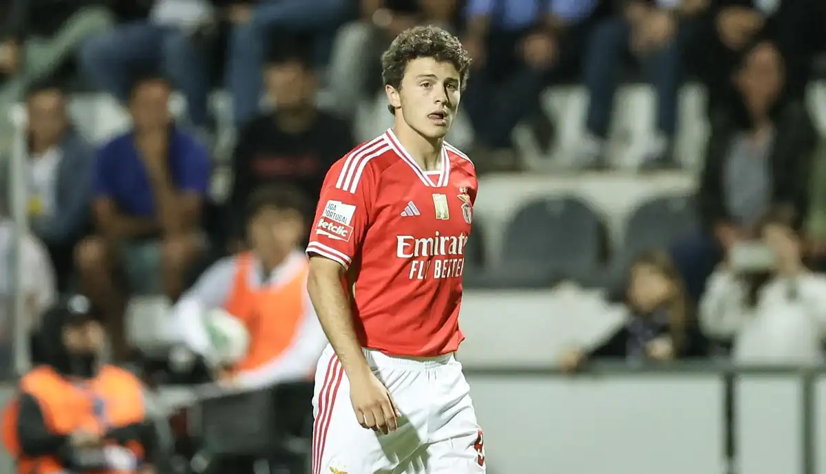 João Neves sofre 'incidente' no Farense - Benfica e 'força' Roger Schmidt a mexer