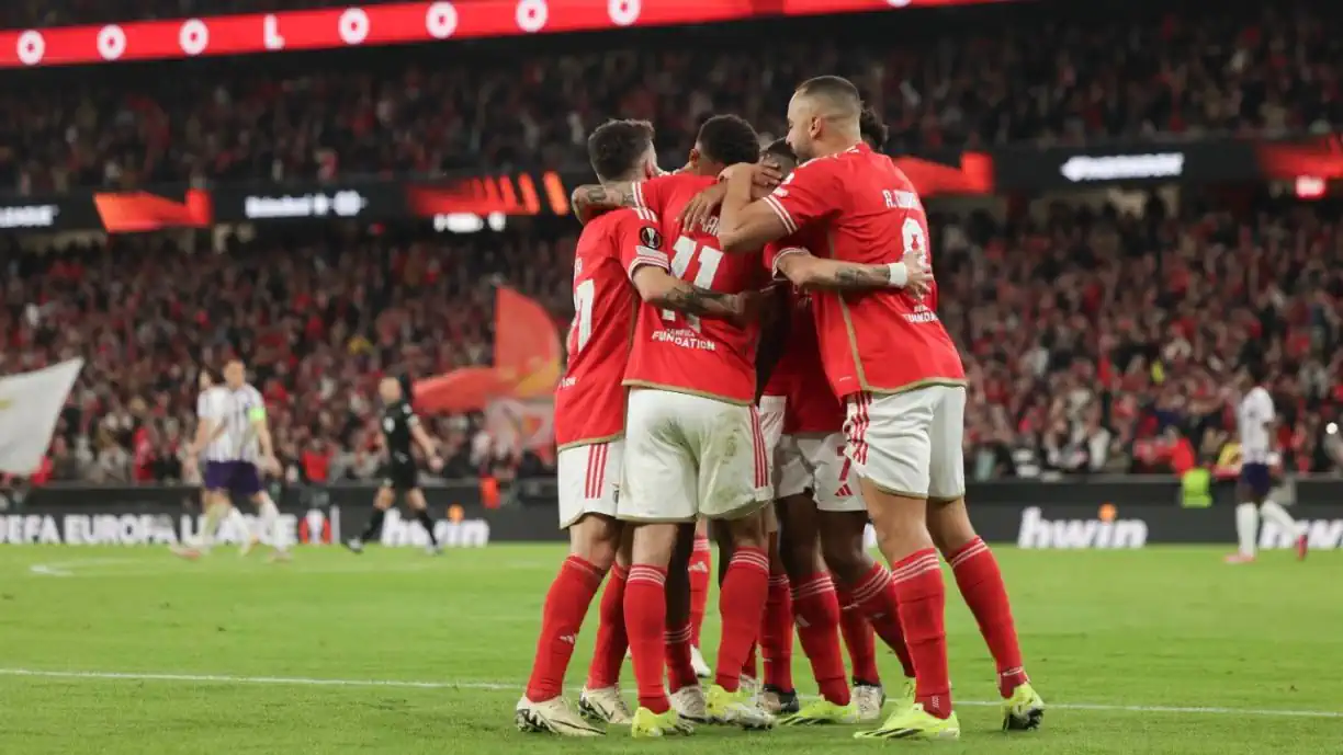 Avançado do Benfica está na 'porta da rua' mas continua a 'dar no duro'