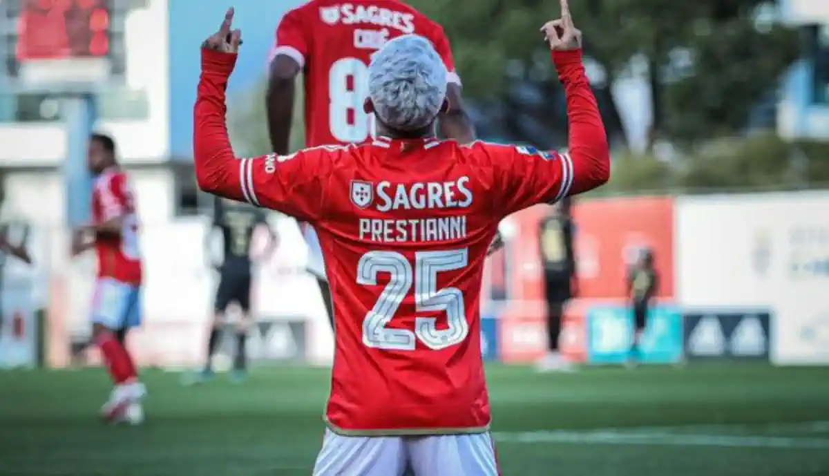 Gianluca Prestianni esteve em destaque no jogo do Benfica B 