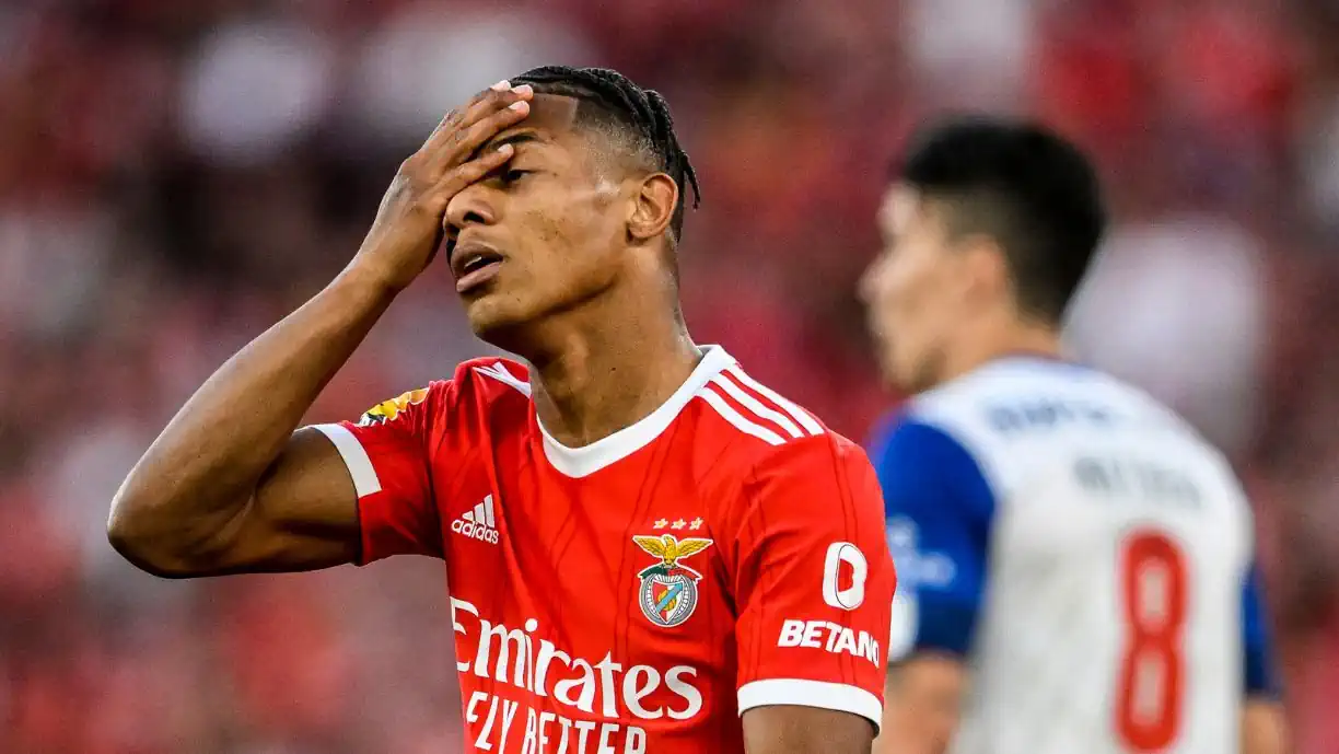 Já se sabe o tempo de paragem de David Neres e notícias não são boas para o Benfica
