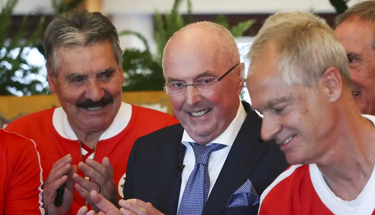 Sven-Goran Eriksson foi homenageado durante o Benfica - Marselha