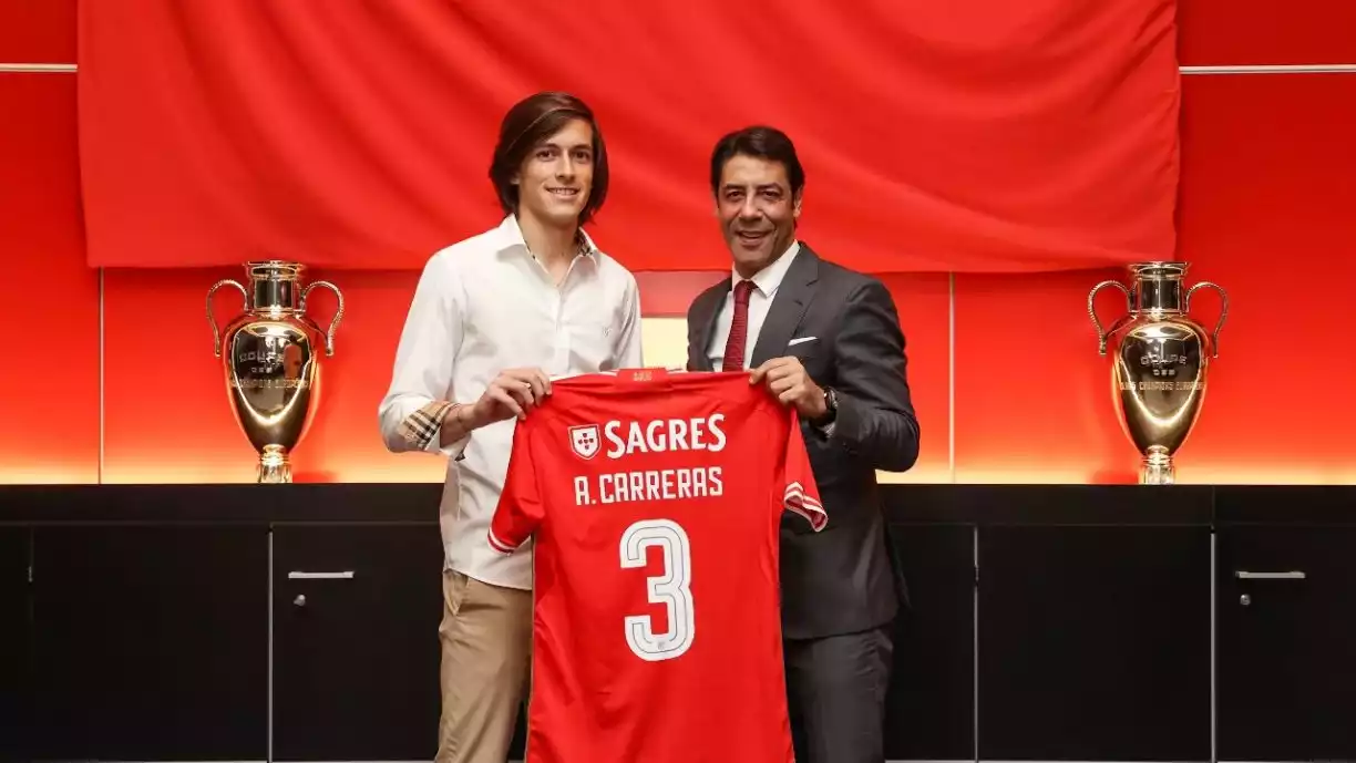 Dirigentes do Benfica, com Rui Costa à cabeça, começam a preparar o mercado, existindo um novo nome em cima da mesa para concorrer com Carreras