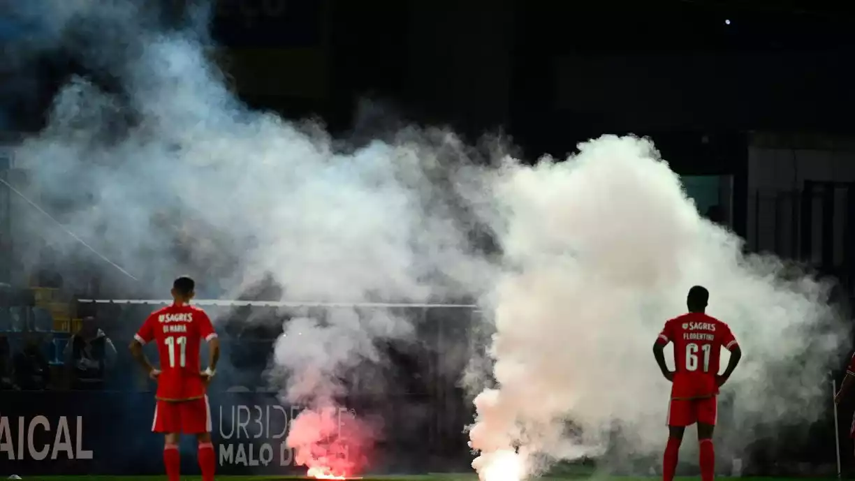 Tochas arremessadas para o campo interromperam o Famalicão - Benfica