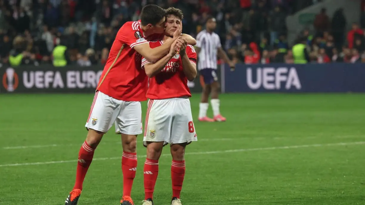 Dirigentes do Benfica e Rui costa  tinham 'estratagema' para manter João Neves, que pode agora ir 'por água abaixo' por culpa do Liverpool 