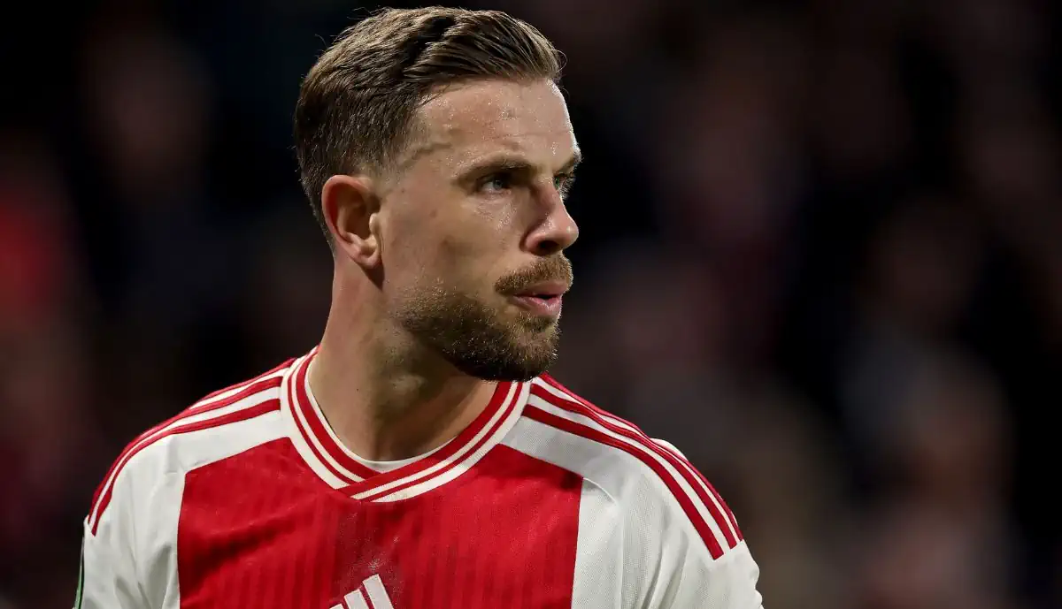 Jordan Henderson, mais recente alvo do Benfica, poderá estar de saída do Ajax e já se conhece o motivo 