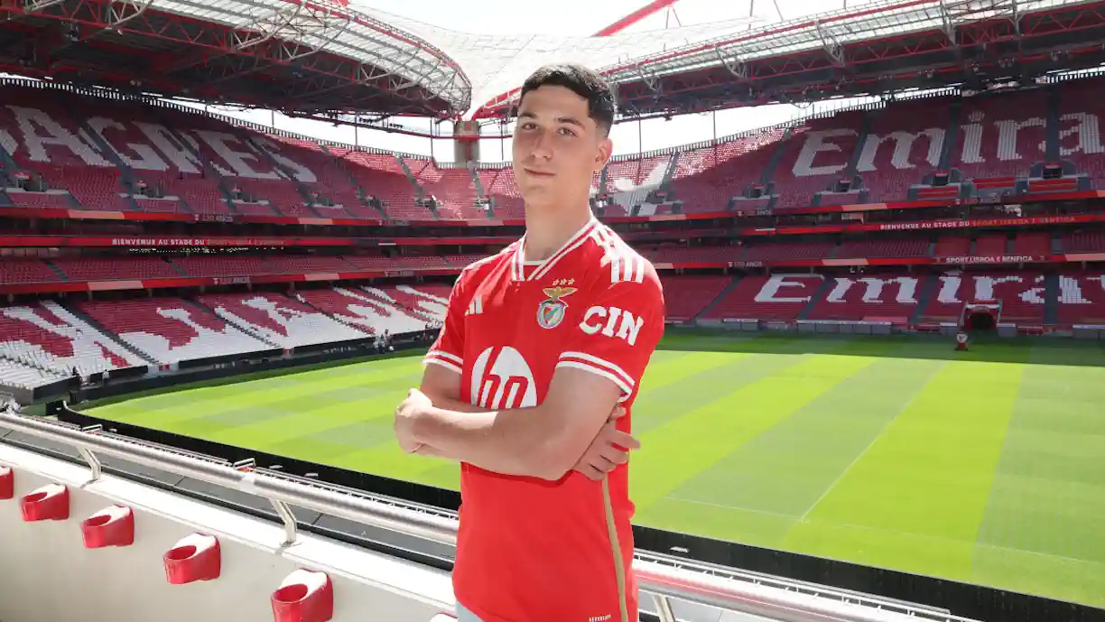 Oficial: José Neto assina contrato profissional com o Benfica