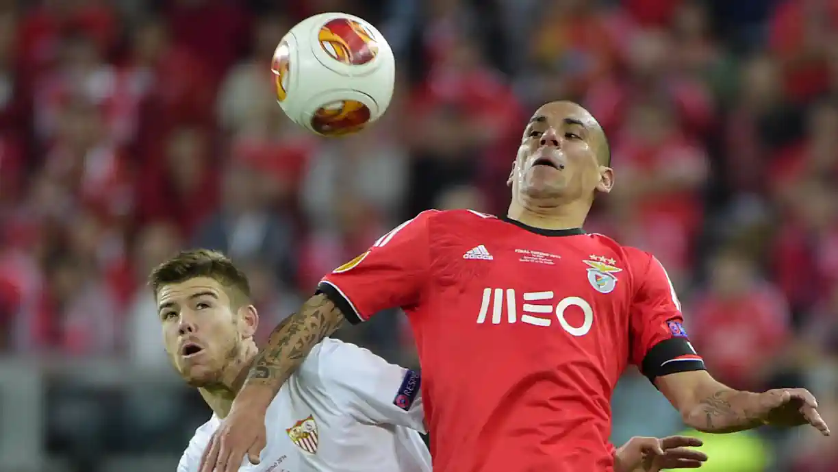 Maxi Pereira estará perto de voltar a Portugal para fazer a vida negra ao Benfica. Fotografia de One Football