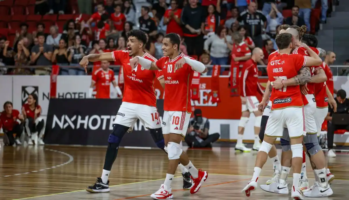 Pentacampeões! Voleibol do Benfica deixa Sporting a rugir baixinho e volta a erguer o 'caneco'