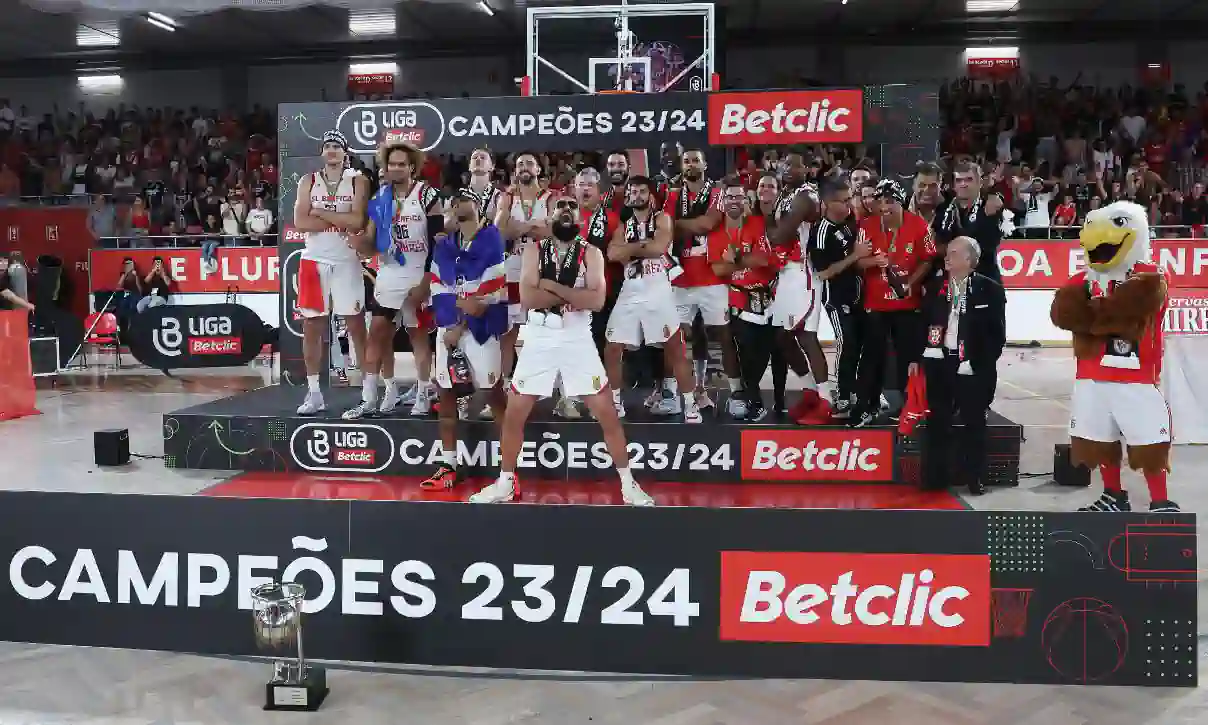 Tricampeão! Em clássico de loucos, basquetebol do Benfica 'varre' Porto e 'caneco' não foge