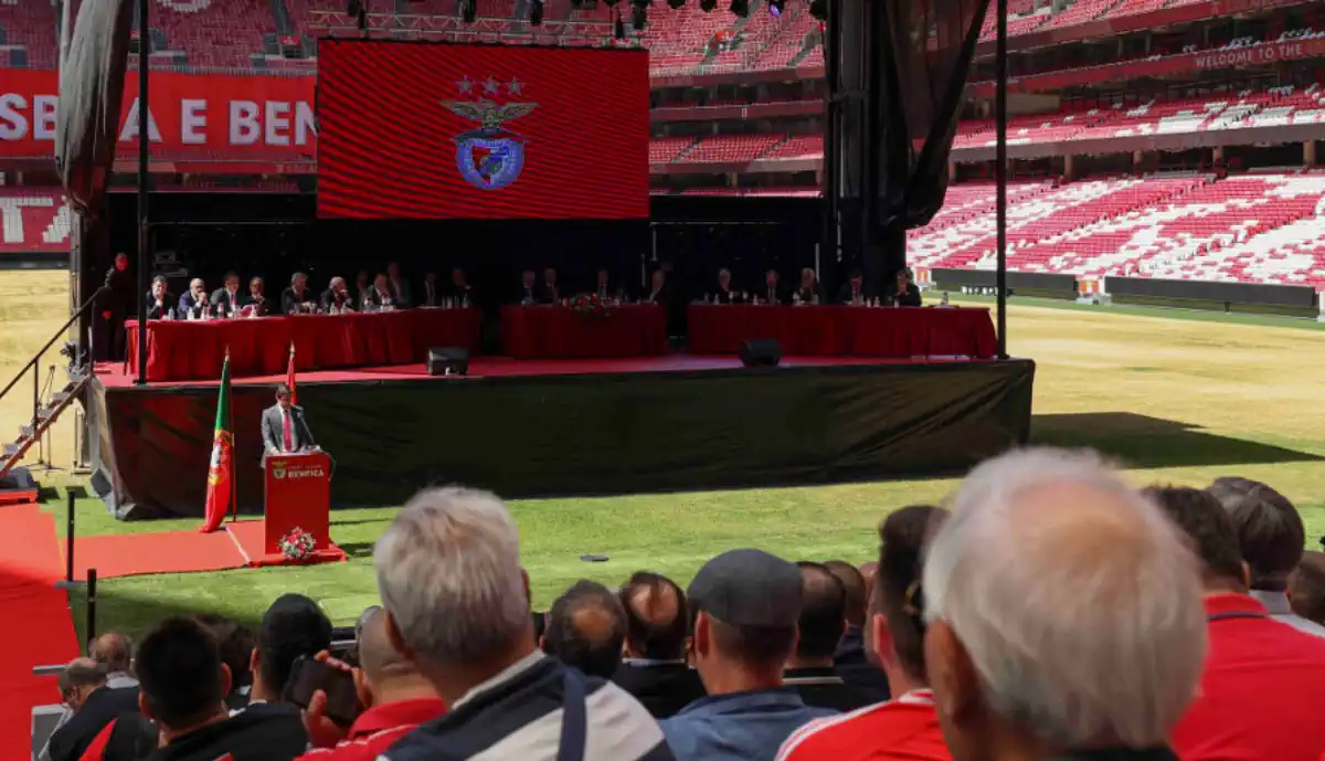 Sócios do Benfica entram em confrontos na Assembleia Geral