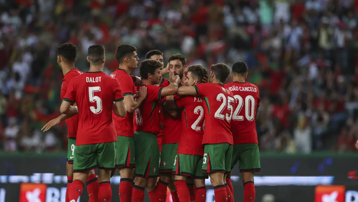 Portugal, liderado por Roberto Martínez, venceu a Finlândia, por 4-2, com contributo de jogadores do Benfica
