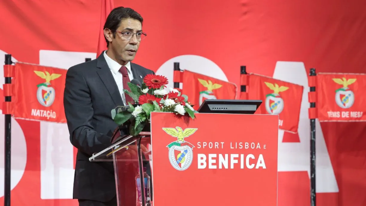 Assembleia Geral manga decorreu, na tarde deste sábado, no Estádio da Luz, devido à grande afluência, contando com o Presidente do Benfica, Rui Costa 