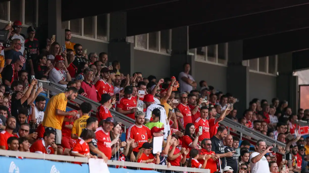 Adeptos do Benfica voltam a fazer das suas no jogo com o Almería