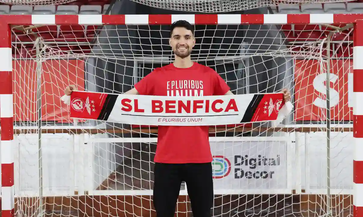 André Coelho, ex futsalista do Barcelona regressa ao Benfica, segundo anunciaram os encarnados, este sábado, através de comunicado 