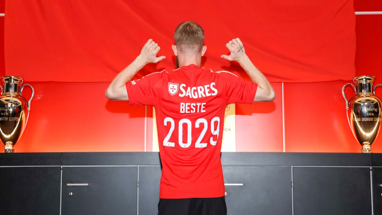 Jan-Niklas Beste explica as suas características aos adeptos do Benfica: "Que pressiona, que sobe para cruzar e rematar"