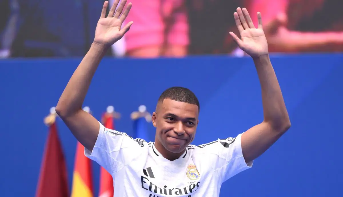 Kylian Mbappé foi esta terça-feira, dia 16 de julho, apresentado com reforço do Real Madrid