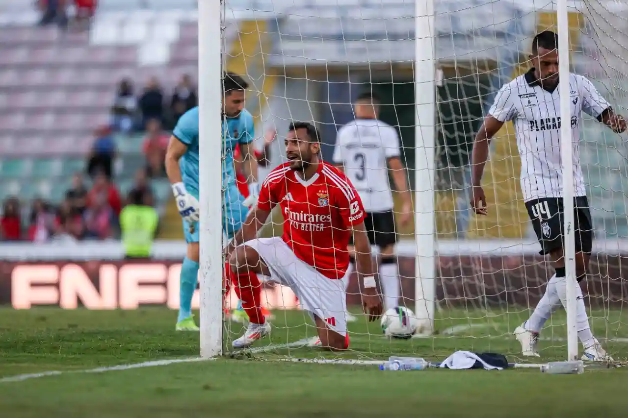 Pavlidis gera preocupação: avançado cai de costas no Benfica - Celta de Vigo  (com vídeo)