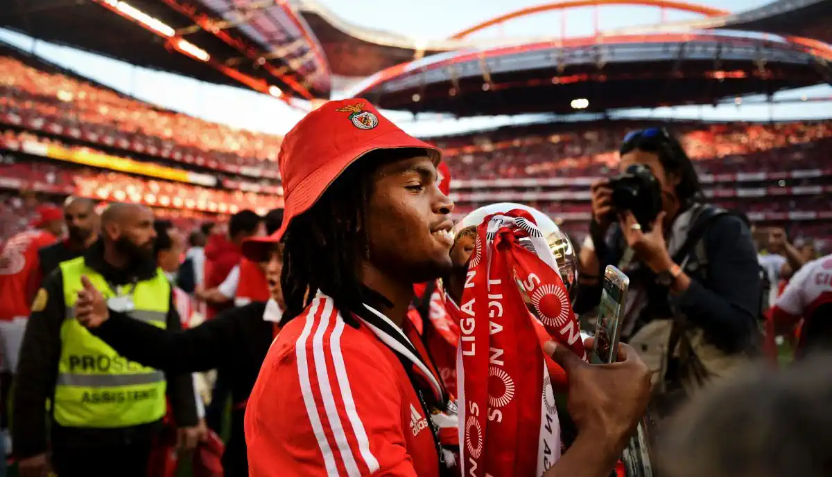 Renato Sanches está à espera de luz verde para regressar ao Benfica