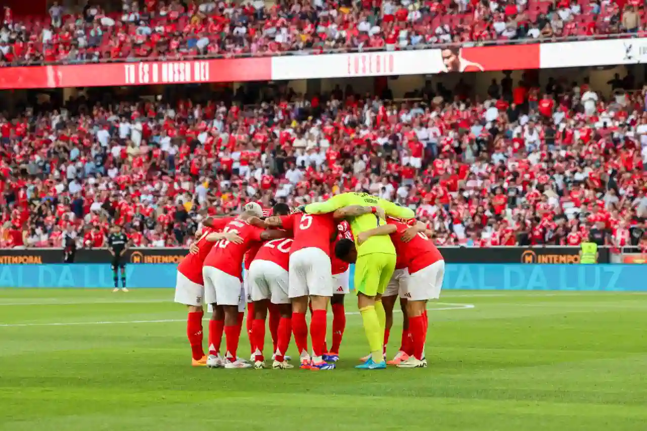 O Benfica venceu o Feyenoord, por cinco zero, em jogo a contar para a Eusébio Cup