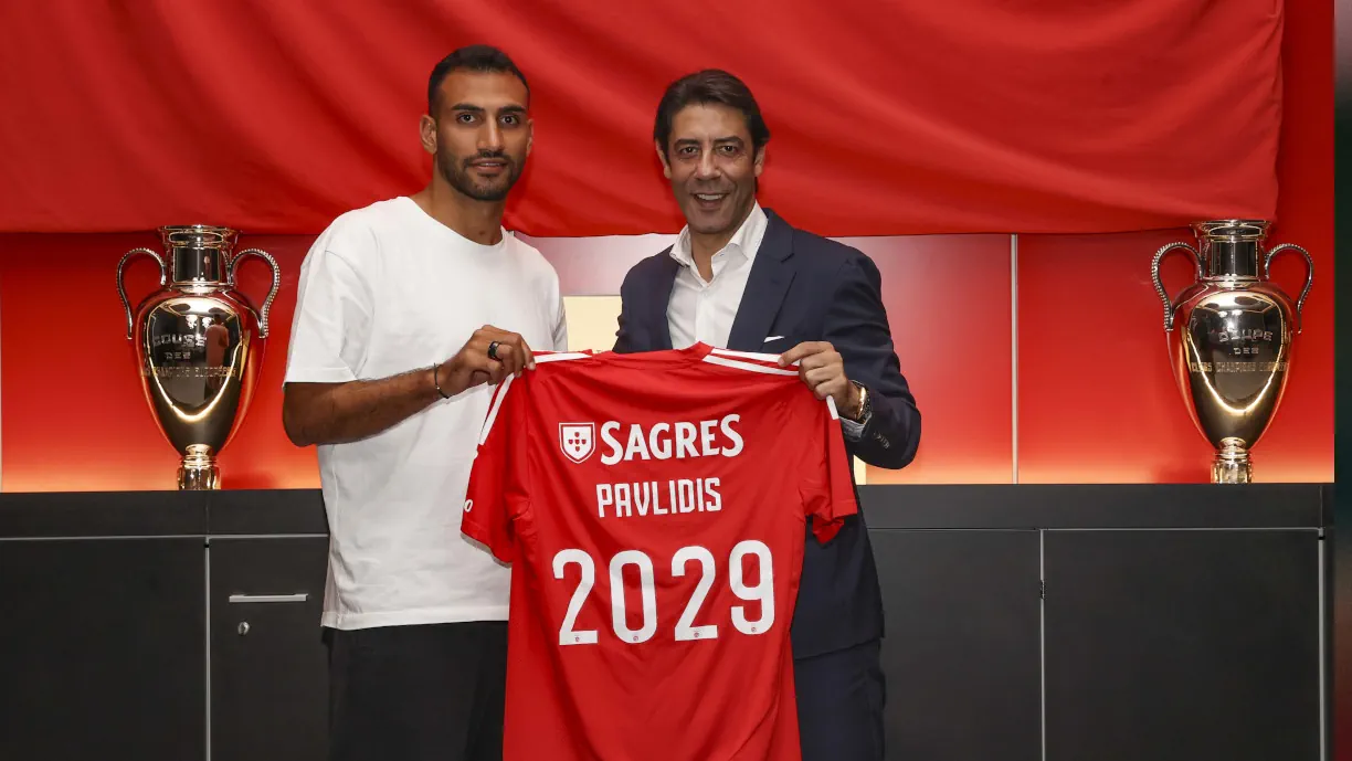 Benfica vê dirigente do AZ Alkmaar despedir-se de Vangelis Pavlidis: "Chegou o momento de voar"