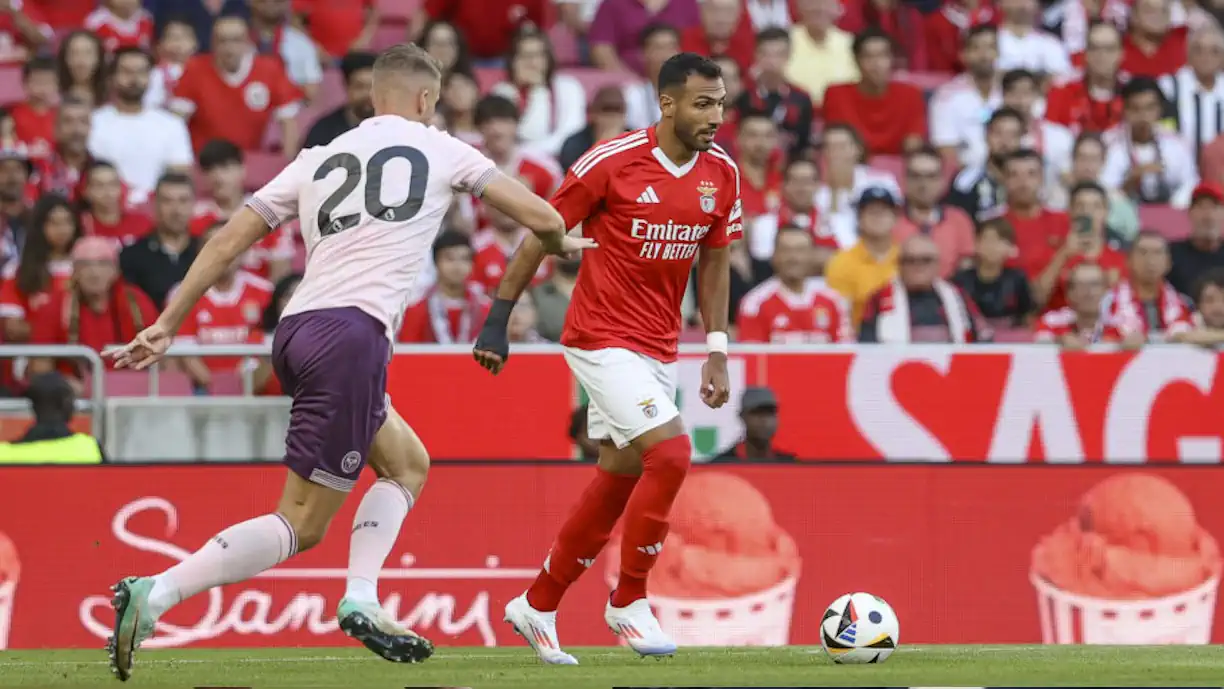 Benfica não vai além de um empate com o Brentford, com mais um golo de Pavlidis (com vídeo)