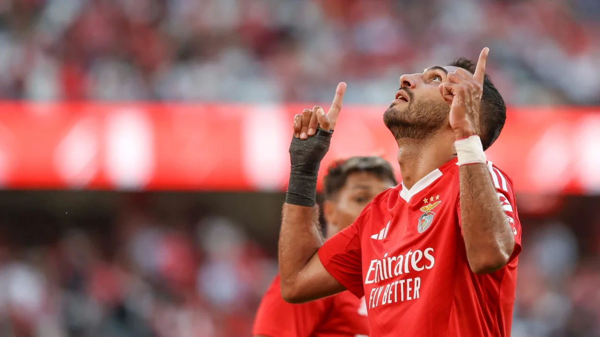 António Simões dá a sua opinião sobre Pavlidis e pré-temporada do Benfica: "É um..."