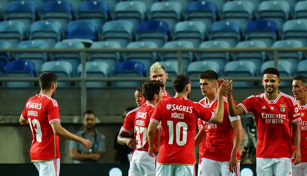 Jogador que valeu 'pipa de massa' ao Benfica salta do banco na Premier League