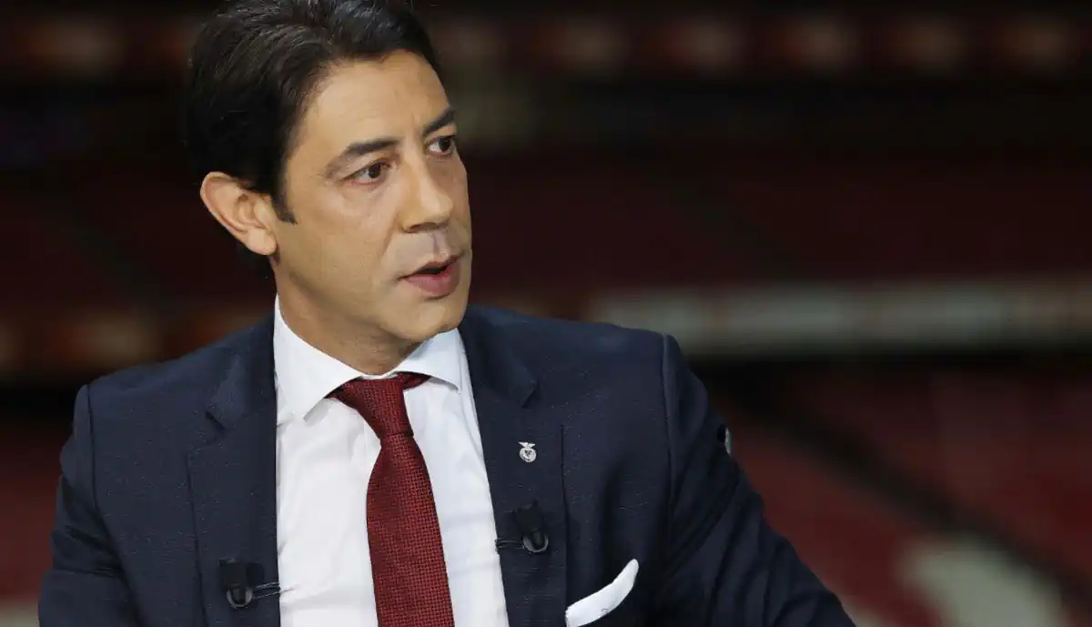 'Mete-te a pau', Rui Costa! Espanhóis e italianos entram na corrida por alvo do Benfica