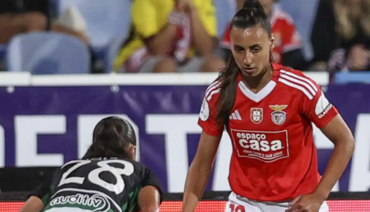 Em plena final da Supertaça do futebol feminino, o Benfica defrontou o Sporting e testemunhou o momento polémico da arbitragem 