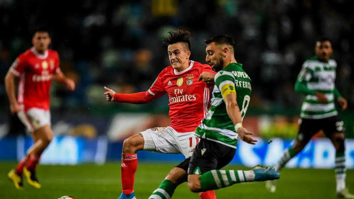 Representante do ex Sporting Bruno Fernandes leva lateral do Benfica para Itália