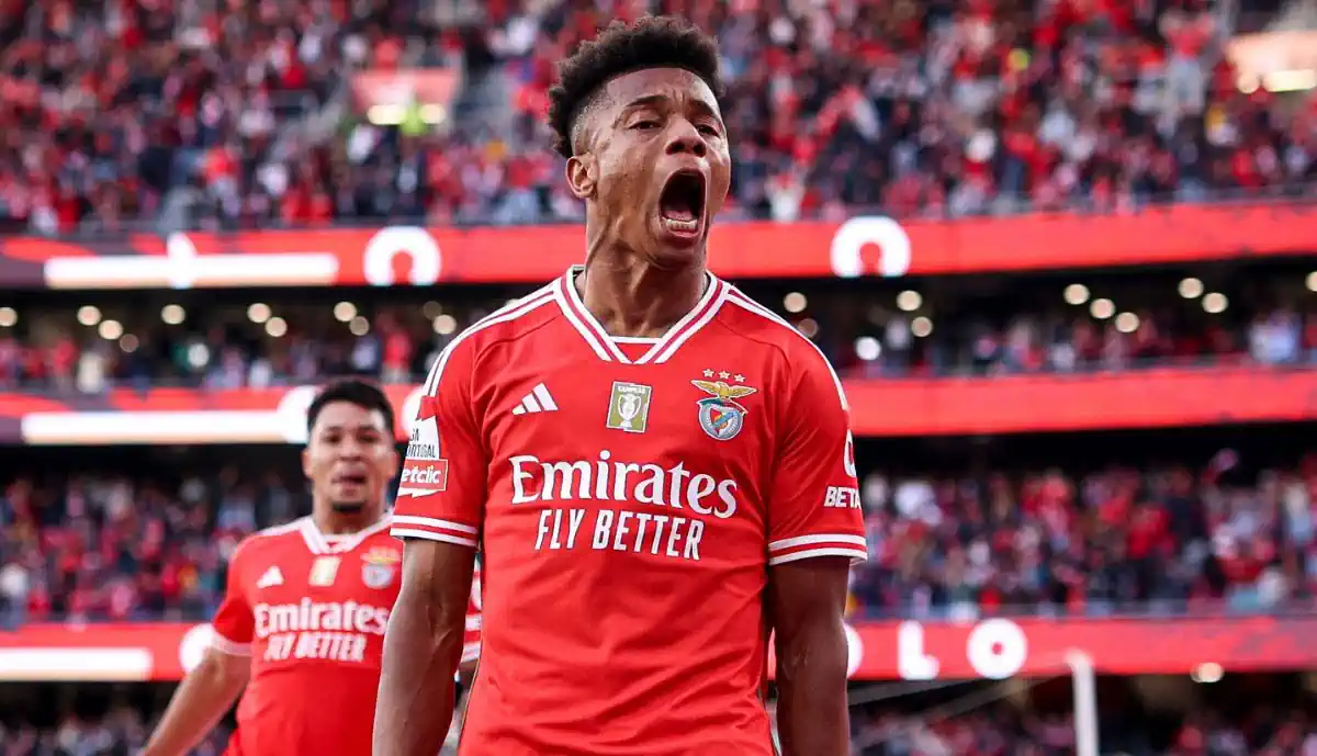 Com Benfica de 'braços cruzados', saída de David Neres ganha força e tem destino à vista