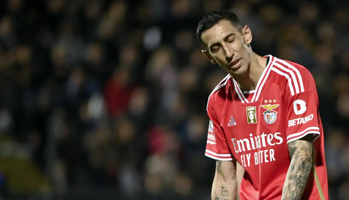 Di María foi titular, mas acabou por sair do Moreirense - Benfica, reagindo no banco de suplentes