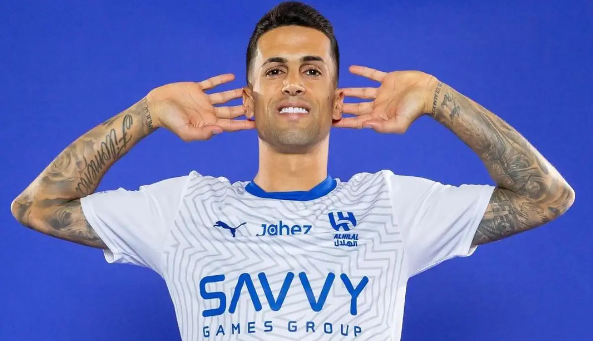 João Cancelo, ex Benfica, apareceu com uma túnica e um 'shemagh' vestido no balneário do Al Hilal