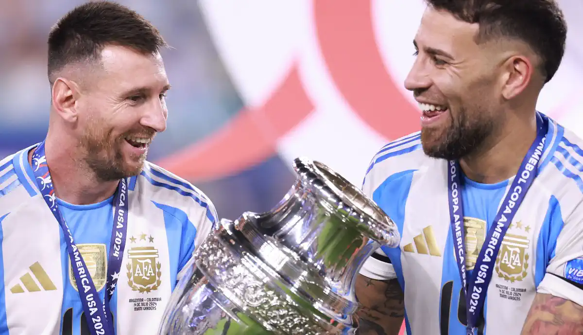 Messi, companheiro de Otamendi, capitão do Benfica, assinou 'hat-trick' no duelo da Argentina