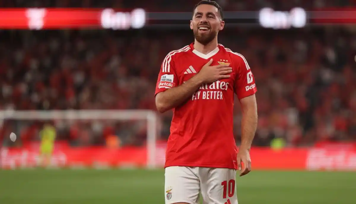 Orkun Kokçu pode ser opção para o onze do Benfica ao lado de Aursnes 