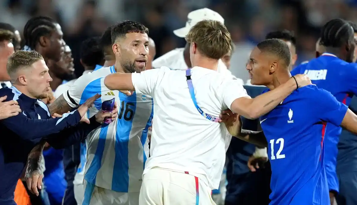 Otamendi, capitão do Benfica, envolveu-se num momento tenso no França-Argentina 